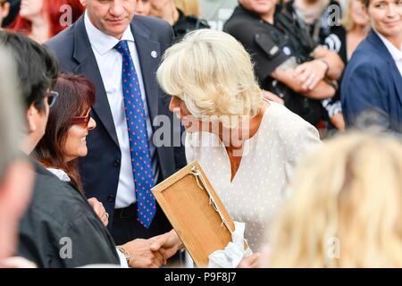 Honiton, Devon, Großbritannien. Juli 2018 18. Der Herzog und die Herzogin von Cornwall besuchen Sie das Gate Lebensmittelmarkt in Honiton, Devon an der Platte. Foto: Graham Jagd-/Alamy leben Nachrichten Stockfoto