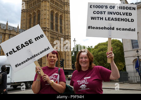 Westminster. London. UK. 18. Juli 2018 - Mitglieder des Nationalen Pacht Kampagne (NLC) Bühne ein Protest gegenüber dem Parlament über den Skandal der Immobilie Mieter Rechte Vermieter derzeit erlauben zu kaufen Immobilie Grundbesitze und mit wenig oder keine Kontrolle über Gebühren oder Mieten, verkaufen. Credit: Dinendra Haria/Alamy leben Nachrichten Stockfoto