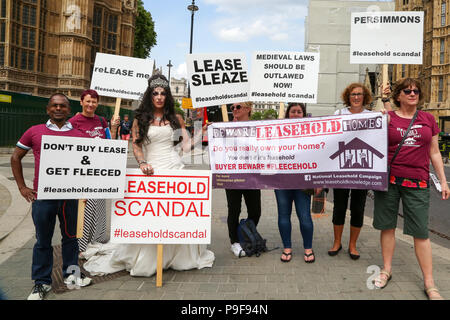 Westminster. London. UK. 18. Juli 2018 - Mitglieder des Nationalen Pacht Kampagne (NLC) Bühne ein Protest gegenüber dem Parlament über den Skandal der Immobilie Mieter Rechte Vermieter derzeit erlauben zu kaufen Immobilie Grundbesitze und mit wenig oder keine Kontrolle über Gebühren oder Mieten, verkaufen. Credit: Dinendra Haria/Alamy leben Nachrichten Stockfoto