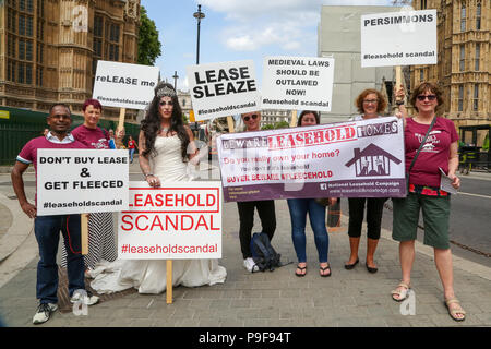 Westminster. London. UK. 18. Juli 2018 - Mitglieder des Nationalen Pacht Kampagne (NLC) Bühne ein Protest gegenüber dem Parlament über den Skandal der Immobilie Mieter Rechte Vermieter derzeit erlauben zu kaufen Immobilie Grundbesitze und mit wenig oder keine Kontrolle über Gebühren oder Mieten, verkaufen. Credit: Dinendra Haria/Alamy leben Nachrichten Stockfoto