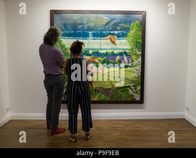 Das Korn Galerie, Sherbourne, Dorset, England. 29. Juni 2018. Hier Andria Zafirakou (R) und Armando Alemdar (L) bewundern", "The Chase" während der Vernissage vor der Enthüllung von André Durand's Allegorien, DURAND DIANA DORSET ALLEGORIEN. Die Allegorien, in St James der Große, Longburton gemalt, sind dem Andenken an Prinzessin Diana gewidmet. Durch die Darstellung der Prinzessin als der griechisch-römischen Göttin Diana, nach dem sie benannt wurde, ist die historische Person verwandelte sich zu einem Mythos. Die esoterische und mythologischen Dimensionen der Allegorien werden weiter durch die cerne Abb evozierten Stockfoto