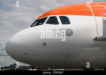 Easyjet nahm offizielle ihren ersten Airbus A321 Neo in Anwesenheit von Tom Enders, CEO von Airbus, Johan Lundgren, CEO von Easyjet, Gael Meheust, CEO von CFM und Verkehrsminister Chris Grayling. Enders, Meheust und Lundgren während einer Pressekonferenz erklärt, dass die drei Unternehmen in einer strategischen Partnerschaft, in der Easyjet auf eine Flotte von Airbus A319, A320 und A321-Familie von CFM fuel-efficient LEAP-Triebwerken setzt engagiert hatte. Quelle: Uwe Deffner/Alamy leben Nachrichten Stockfoto