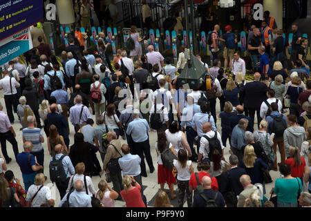 London, UK, 18. Juli 2018, Chaos am Waterloo Bahnhof in London als Passagiere Gesicht lange Verzögerungen auf der South Western Züge aufgrund eines Zwischenfalls in Clapham Junction. Credit: Keith Larby/Alamy leben Nachrichten Stockfoto