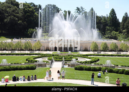 (180718) - Pennsylvania, Juli 18, 2018 (Xinhua) - Touristen genießen, sich an Longwood Gardens in Chester County in Pennsylvania, USA, 9. Juli 2018. Während US-Präsident Donald Trump eine "wirtschaftliche Feind sieht" in China, den nordöstlichen US-Grafschaft von Chester in Pennylvania sieht einen wirtschaftlichen Partner. Um mit der Funktion: US-Partnerschaften mit China Pilz trotz Handelskonflikte (Xinhua/Wang Ying) (zcc) Stockfoto