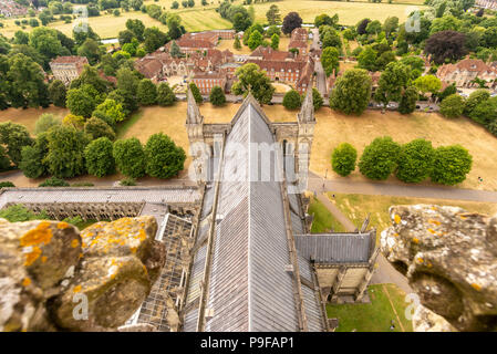 Salisbury Cathedral Dach von oben mit ausgetrockneten gelben Gras während der heißen trockenen Sommer, Salisbury, Wiltshire, Großbritannien, Juli 2018 Stockfoto