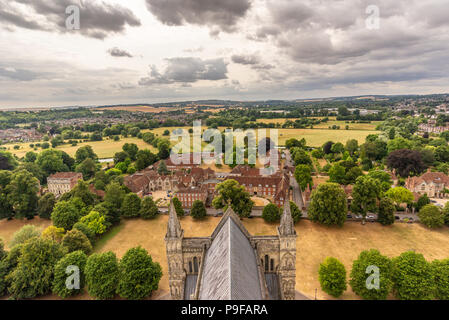 Salisbury Cathedral Dächer von Turm oben mit geröstetem gelbem Gras während des heißen trockenen Sommers, Salisbury, Wiltshire, Großbritannien, Juli 2018 Stockfoto