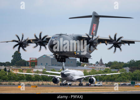 Airbus A400M Atlas Verkehrsmittel Flugzeug am Flughafen Farnborough, Hampshire, UK. Farnborough International Airshow 2018. Luft- und Raumfahrt Messe Stockfoto