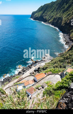 Der Atlantik und die Klippen an der Küste von Sao Miguel, Azoren Stockfoto