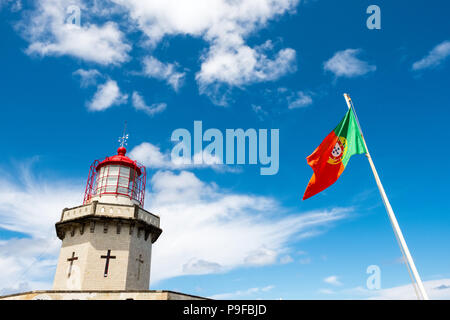 Leuchtturm und blauer Himmel auf Sao Miguel, Azoren mit portugiesischen Flagge Stockfoto