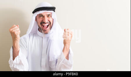 Senior arabische Menschen schreien stolz und feiern Sieg und Erfolg sehr aufgeregt, jubelnde Emotion Stockfoto