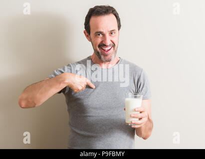 Meine mein mann milch trinkt Milch aus