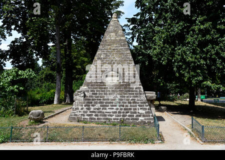 Die ägyptische Pyramide (1778) im Parc Monceau - Paris - Frankreich Stockfoto