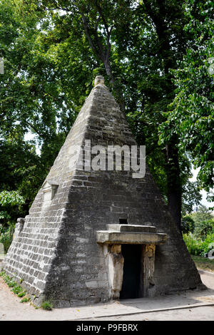 Die ägyptische Pyramide (1778) im Parc Monceau - Paris - Frankreich Stockfoto