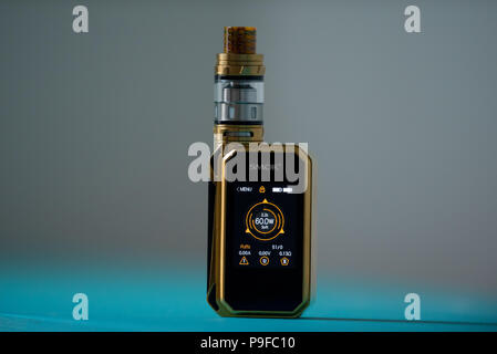 E Zigarette Smok Gpriv 2 220 Watt vaping Mod für vapers Stockfoto