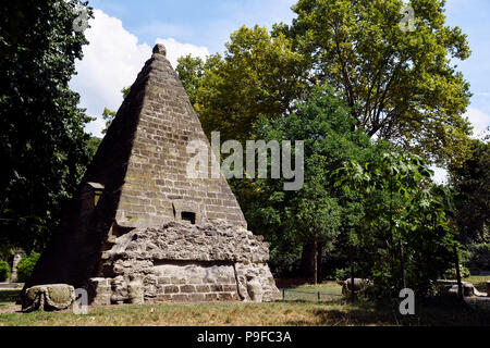 Die ägyptische Pyramide (1778) im Parc Monceau - Paris - Frankreich Stockfoto