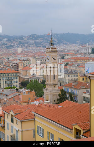 Nizza, Frankreich. Blick über die Dächer mit der Saint-François Turm in der Mitte. Die Flagge von Nizza fliegt auf der Oberseite. Stockfoto