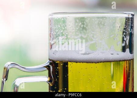 Nahaufnahme von einem Glas Bier mit Schaum auf der Oberseite. Stockfoto