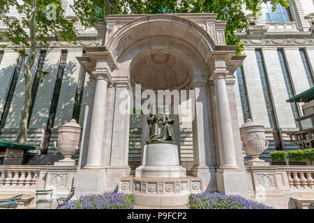 Ein Blick auf die William Cullen Bryant Memorial Statue im Bryant Park, Manhattan, New York City. Stockfoto