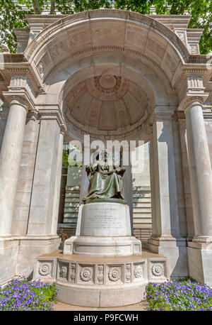 Ein Blick auf die William Cullen Bryant Memorial Statue im Bryant Park, Manhattan, New York City. Stockfoto