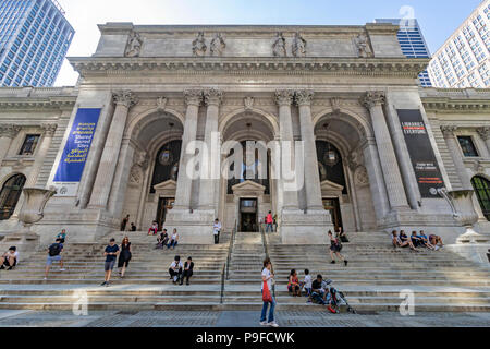Außenansicht von der New York Public Library an der 42nd Street in Manhattan, New York City und Leute sitzen auf den Stufen. Stockfoto