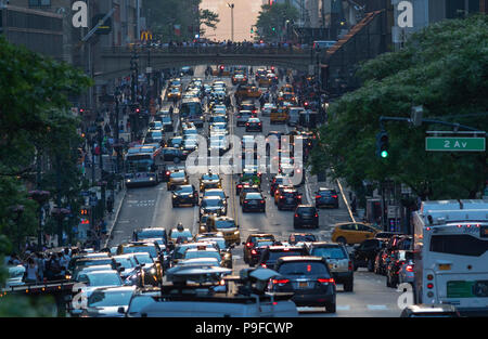Überlastung von Fußgängern und Autos in Manhattan, New York City. Stockfoto