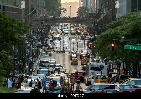 Überlastung von Fußgängern und Autos in Manhattan, New York City. Stockfoto