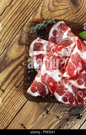 Italienische geschnitten geheilt Coppa mit Gewürzen. Rohen Schinken. Crudo oder jamon. Stockfoto