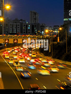 Ayalon Abendverkehr, Tel Aviv, Israel Stockfoto