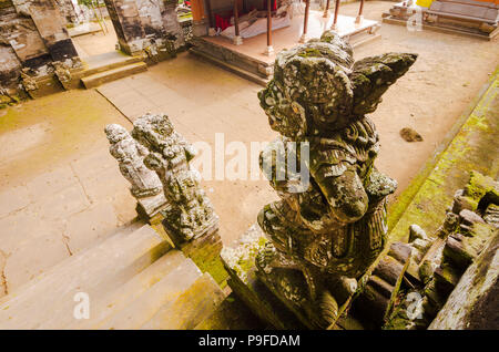 Stein Abbildung eines Dämonen bewacht die Treppe von Pura Kehen Tempel in Ubud, Bali, Indonesien Stockfoto