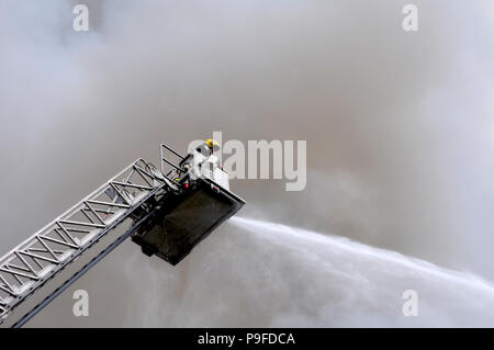 Die Feuerwehr in Aktion Stockfoto