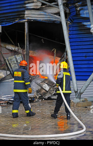 Die Feuerwehr in Aktion Stockfoto