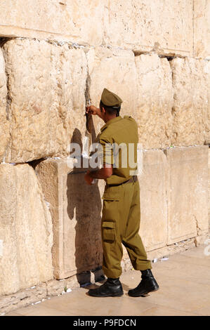 Israelischer Mann Soldat an der westlichen Wand der Kotel, Jerusalem, Israel zu beten Stockfoto