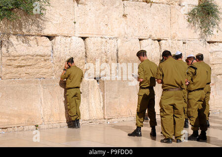 Israelischer Mann soldiesr an der westlichen Wand der Kotel, Jerusalem, Israel zu beten Stockfoto