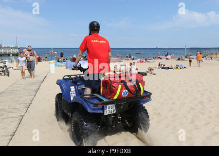 Adam Szawlinski, 20 Jahre Rettungsschwimmer, die auf der Ostsee Strand und serviert ein Quad ist in Danzig, Polen am 6. Juli 2018. Seine 8 Stunde Stockfoto