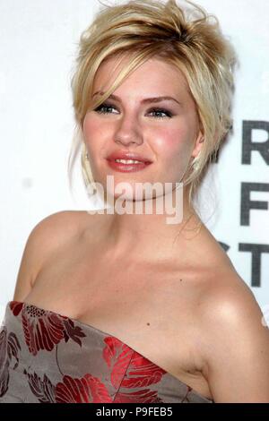 Elisha Cuthbert Foto 2005 von John Barrett/PHOTOlink.net/MediaPunch Stockfoto
