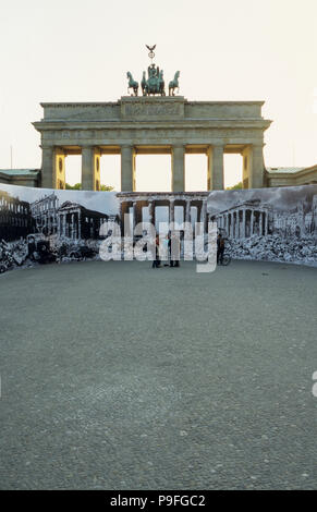 Deutschland, Berlin, Brandenburger Tor mit der Quadriga, die Skulptur an der Spitze der römischen Göttin Victoria ist ein Pferd reiten-Wagen die Verwirklichung des Friedens in der Stadt, erbaut 1789-1793, outdoor Ausstellung mit Fotos aus dem Zweiten Weltkrieg, das Tor war bis 1989 Teil der Grenze und Mauer aufgeteilt zwischen Ost und West Berlin und ist heute ein Symbol der Wiedervereinigung, bei einem Besuch in Berlin 1987 US-Präsident Ronald Reagan sagte am Tor: "Mr. Gorbatschow, öffnen Sie dieses Tor Herr Gorbatschow, reißen Sie diese Mauer!" Stockfoto