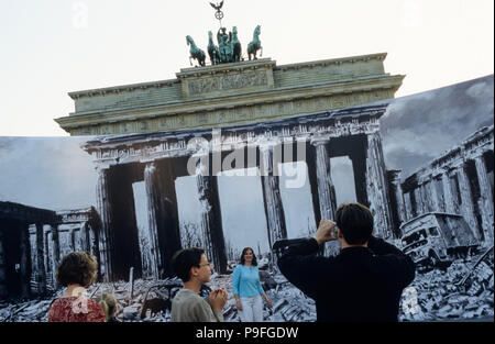 Deutschland, Berlin, Brandenburger Tor mit der Quadriga, die Skulptur an der Spitze der römischen Göttin Victoria ist ein Pferd reiten-Wagen die Verwirklichung des Friedens in der Stadt, erbaut 1789-1793, outdoor Ausstellung mit Fotos aus dem Zweiten Weltkrieg, das Tor war bis 1989 Teil der Grenze und Mauer aufgeteilt zwischen Ost und West Berlin und ist heute ein Symbol der Wiedervereinigung, bei einem Besuch in Berlin 1987 US-Präsident Ronald Reagan sagte am Tor: "Mr. Gorbatschow, öffnen Sie dieses Tor Herr Gorbatschow, reißen Sie diese Mauer!" Stockfoto
