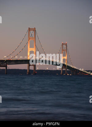 Die Mackinac Bridge in der Dämmerung ist eine wunderschöne Sicht über die Meerenge. Längste Hängebrücke in der westlichen Hemisphäre. Stockfoto