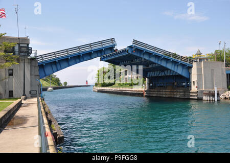 Charlevoix Memorial Zugbrücke (2-Blatt) in Charlevoix, Michigan auf uns 31 über Island Lake Outlet (Pine River). Charlevoix Leuchtturm in Distanc Stockfoto