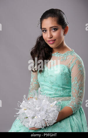 Mexikanischer Jugendlicher Mädchen ihre Party Kleid tragen zu ihrem fünfzehnten Geburtstag (XV Años oder Quinceañera in Spanisch) Stockfoto