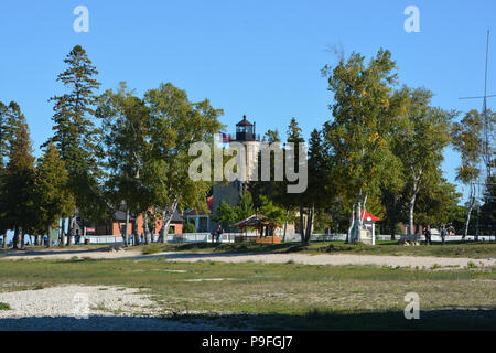 Foto des Alten Mackinac Point Lighthouse an der Straße von Mackinac in Mackinaw City, Michigan. Stockfoto