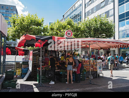 Obst und Gemüse Abschaltdruck an der Konstabler Wache, Frankfurt am Main, Deutschland. Stockfoto