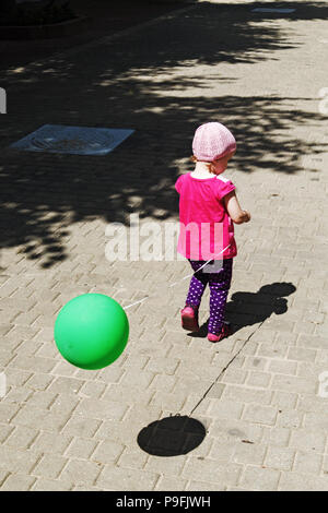 XXVII Internationales Festival der Künste" Slavianski Basar in Witebsk" - 2018. Das kleine Mädchen mit einem Ball auf der Straße. Stockfoto