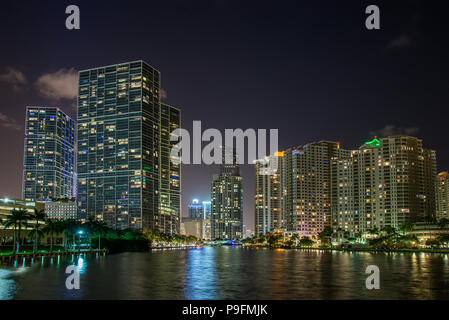 Eine Ansicht von Brickell in Miami in der Nacht. Stockfoto