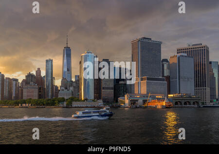 New York, NY USA - Juni 4, 2018. Panorama Ansicht von NYC Manhattan Skyline mit Segelboot vorbei in den Hafen von New York Stockfoto