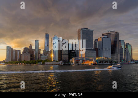 New York, NY USA - Juni 4, 2018. Panorama Ansicht von NYC Manhattan Skyline mit Segelboot vorbei in den Hafen von New York Stockfoto