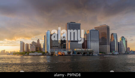 New York, NY USA - Juni 4, 2018. Panorama Ansicht von NYC Manhattan Skyline mit Segelboot vorbei in den Hafen von New York Stockfoto