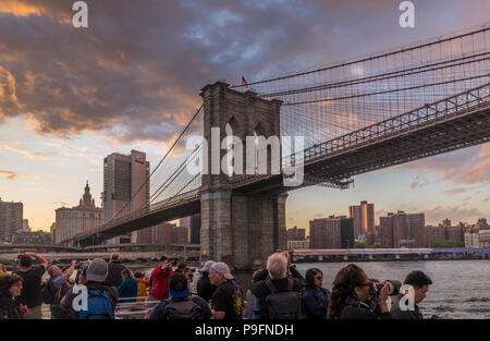 New York, NY, USA - Juni 4, 2018. Die Menschen genießen den Sonnenuntergang Blick auf die Brooklyn Bridge von kreuzfahrtschiff am East River, NEW YORK Stockfoto