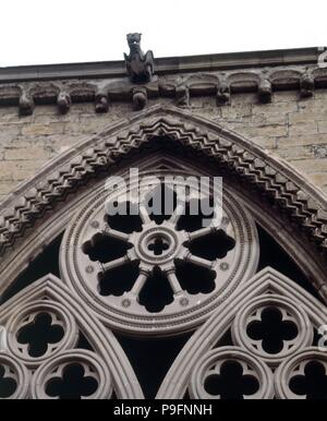 Las MEJORES DE UN ARCO OJIVAL CON CRESTERIA DEL CLAUSTRO DE LA CATEDRAL VIEJA DE MALLORCA - SIGLO XIV - GOTICO KATALANISCH. Autor: CASCALLS JAUME/SOLIVELLA GUILLERMO. Lage: CATEDRAL VIEJA, SPANIEN. Stockfoto