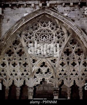 Las MEJORES DE UN ARCO OJIVAL CON CRESTERIA DEL CLAUSTRO DE LA CATEDRAL VIEJA DE MALLORCA - SIGLO XIV - GOTICO KATALANISCH. Autor: CASCALLS JAUME/SOLIVELLA GUILLERMO. Lage: CATEDRAL VIEJA, SPANIEN. Stockfoto